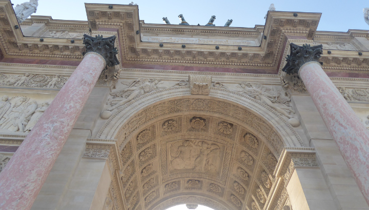Retour des <strong>hirondelle</strong>s sous l'Arc de Triomphe du Carrousel après sa rénovation